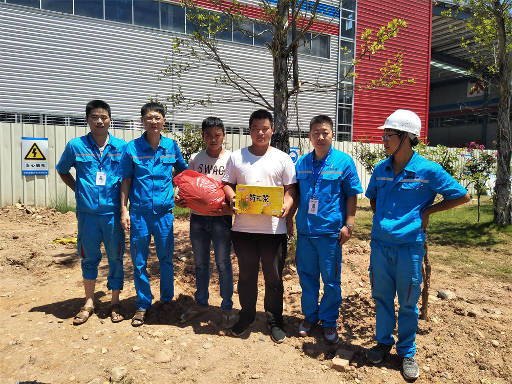 2018年7月18日 上杭KU酷游官网能源总经理高温慰问到工地，炎炎夏季送清冷